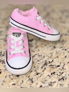 EUC Pink Toddler Chuck Taylor Converse All-Star Low Top Sneakers!